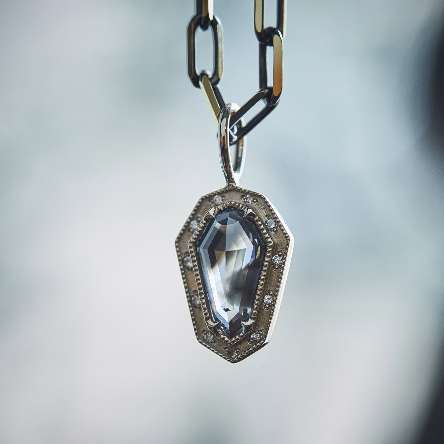 Shield pendant / 2204-012