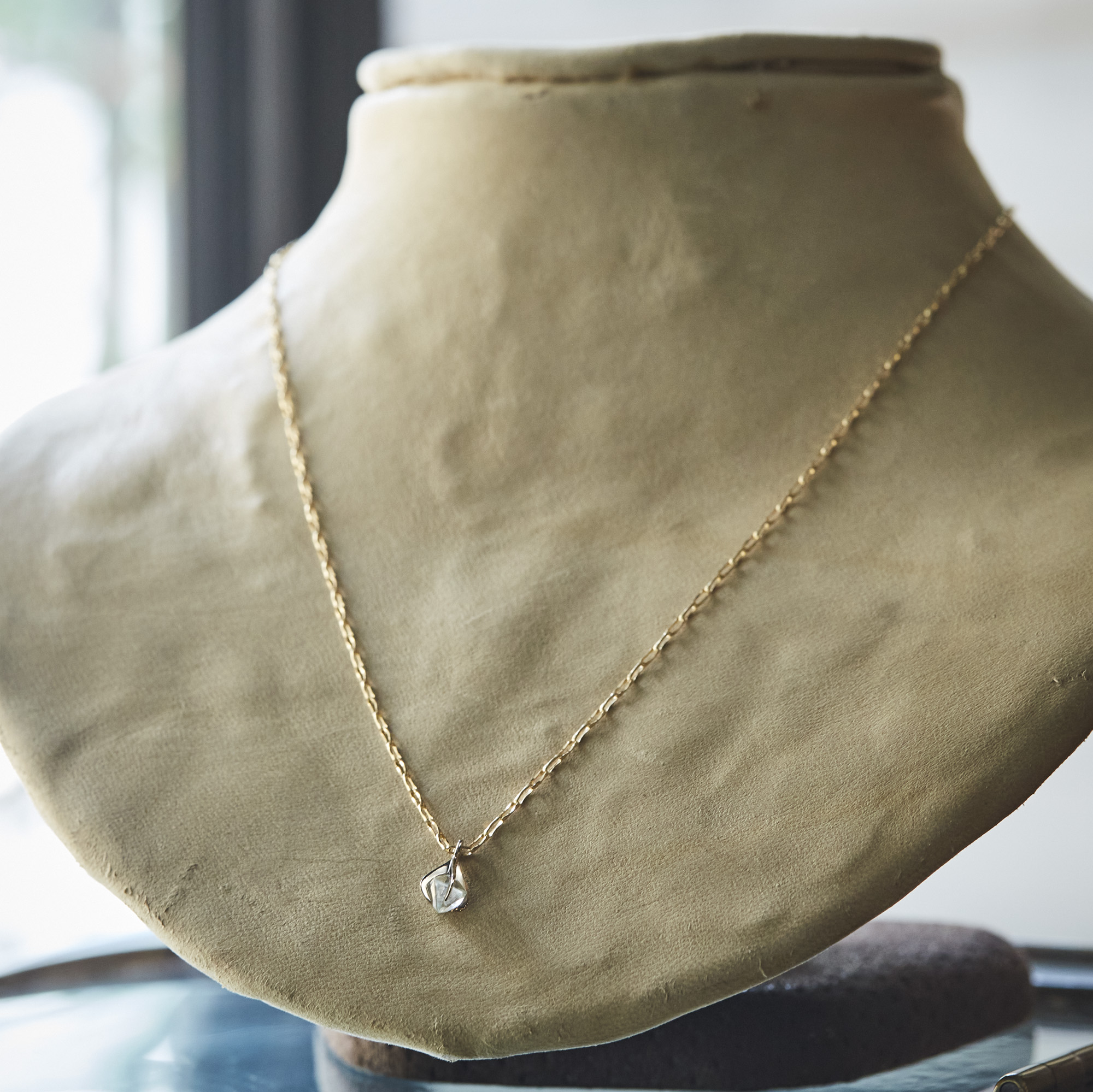 pinched rough diamond pendant / 2508-001