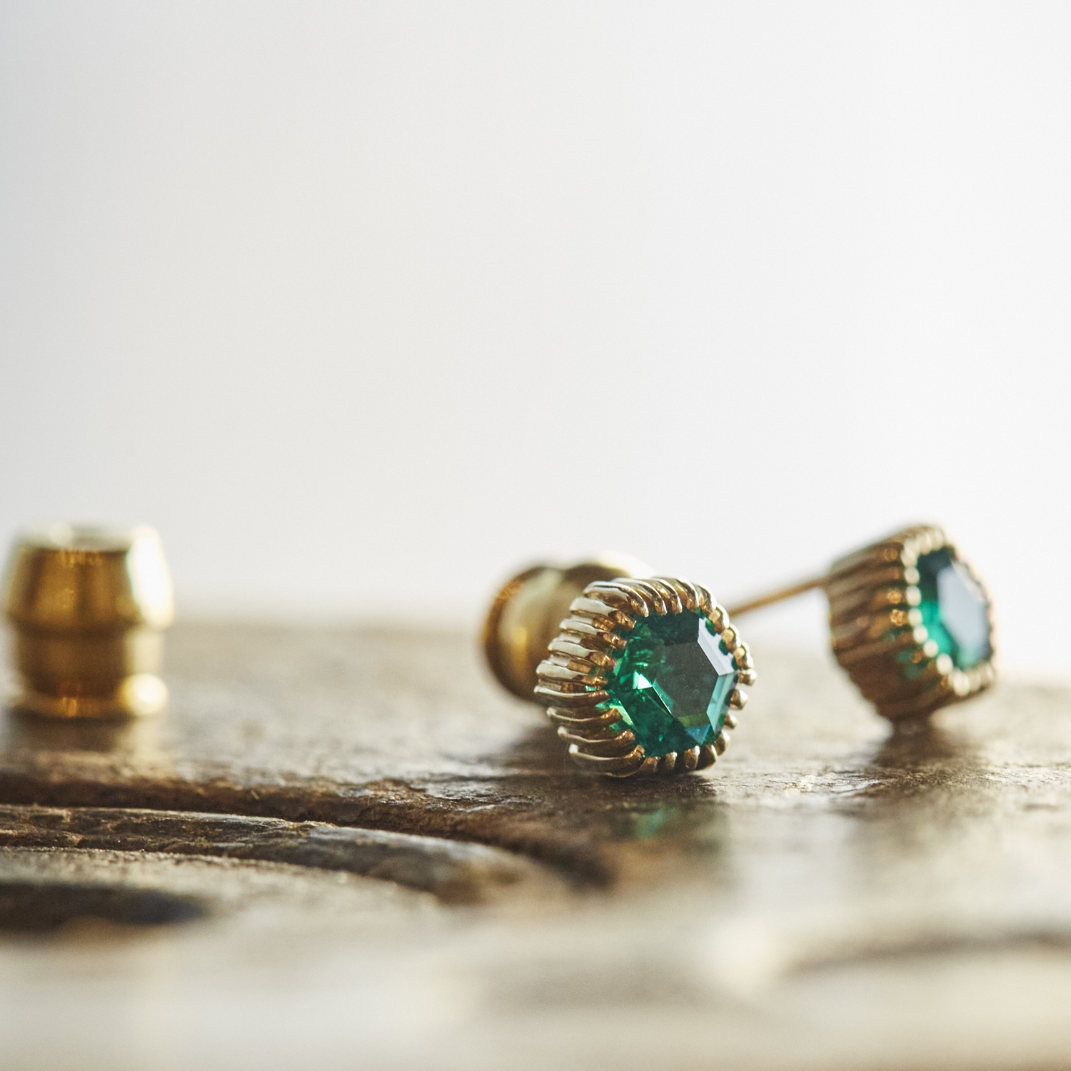 cannelé de Hexagon Emerald pierce / 2303-001