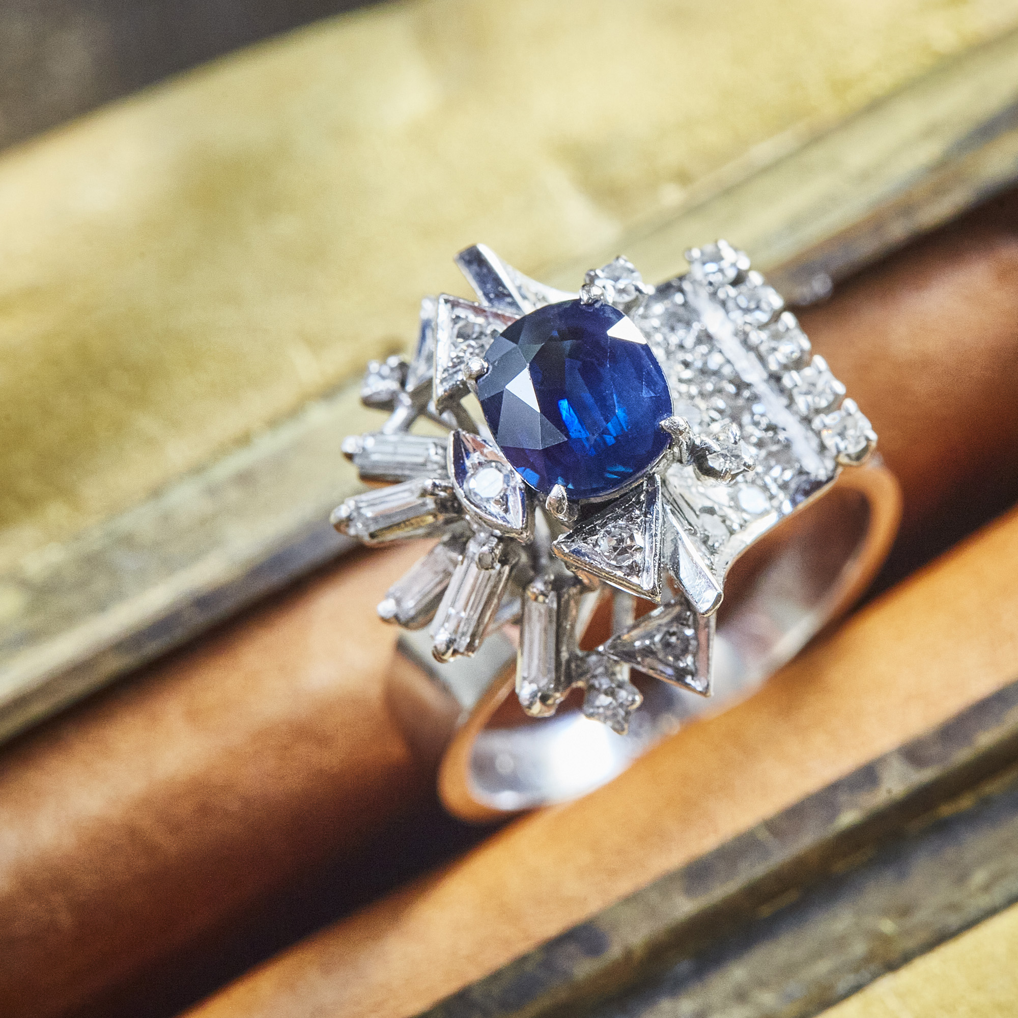 Blue Sapphire & Diamond Vintage ring / 2507AU022