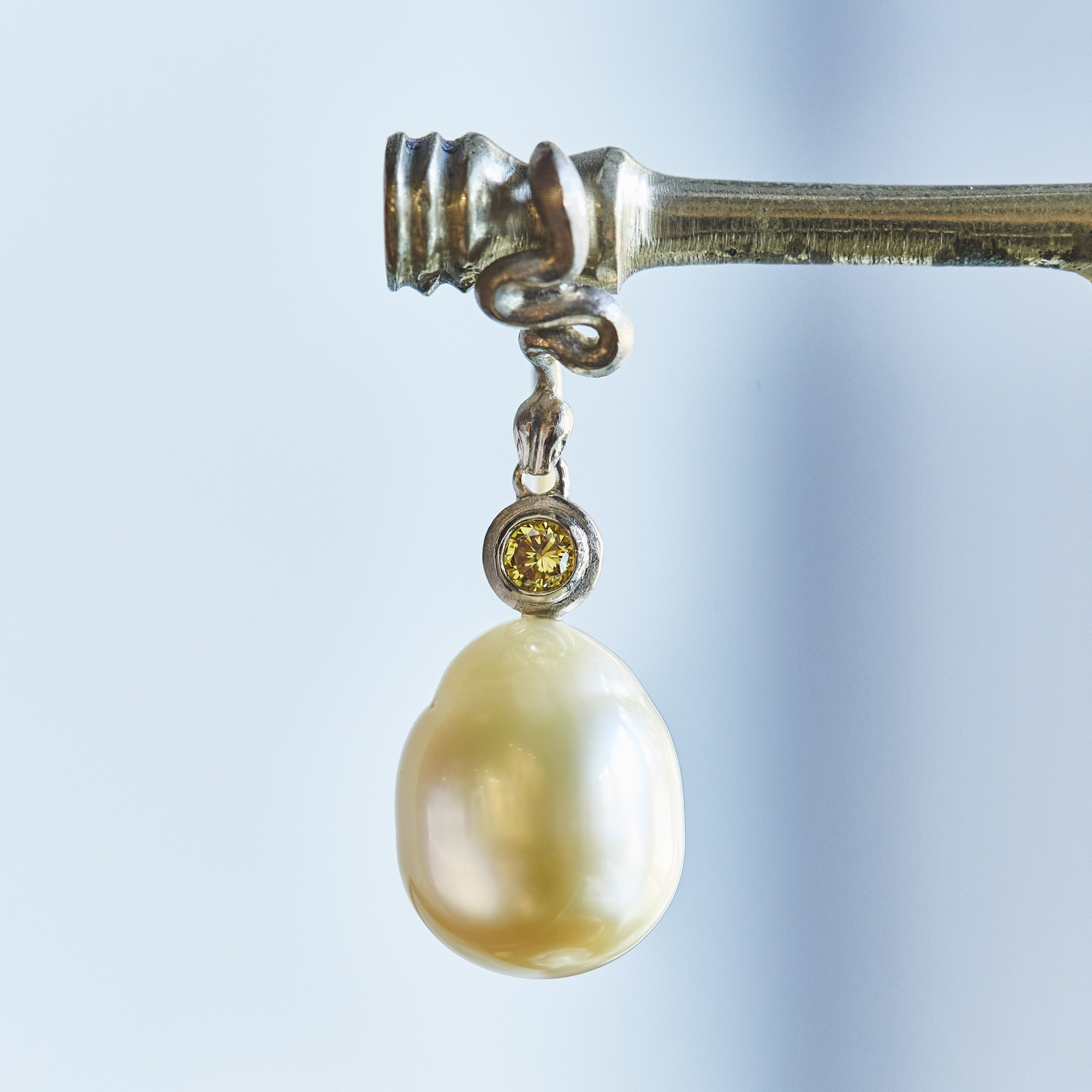 Snake pierce / Golden baroque pearl  / 2511M001