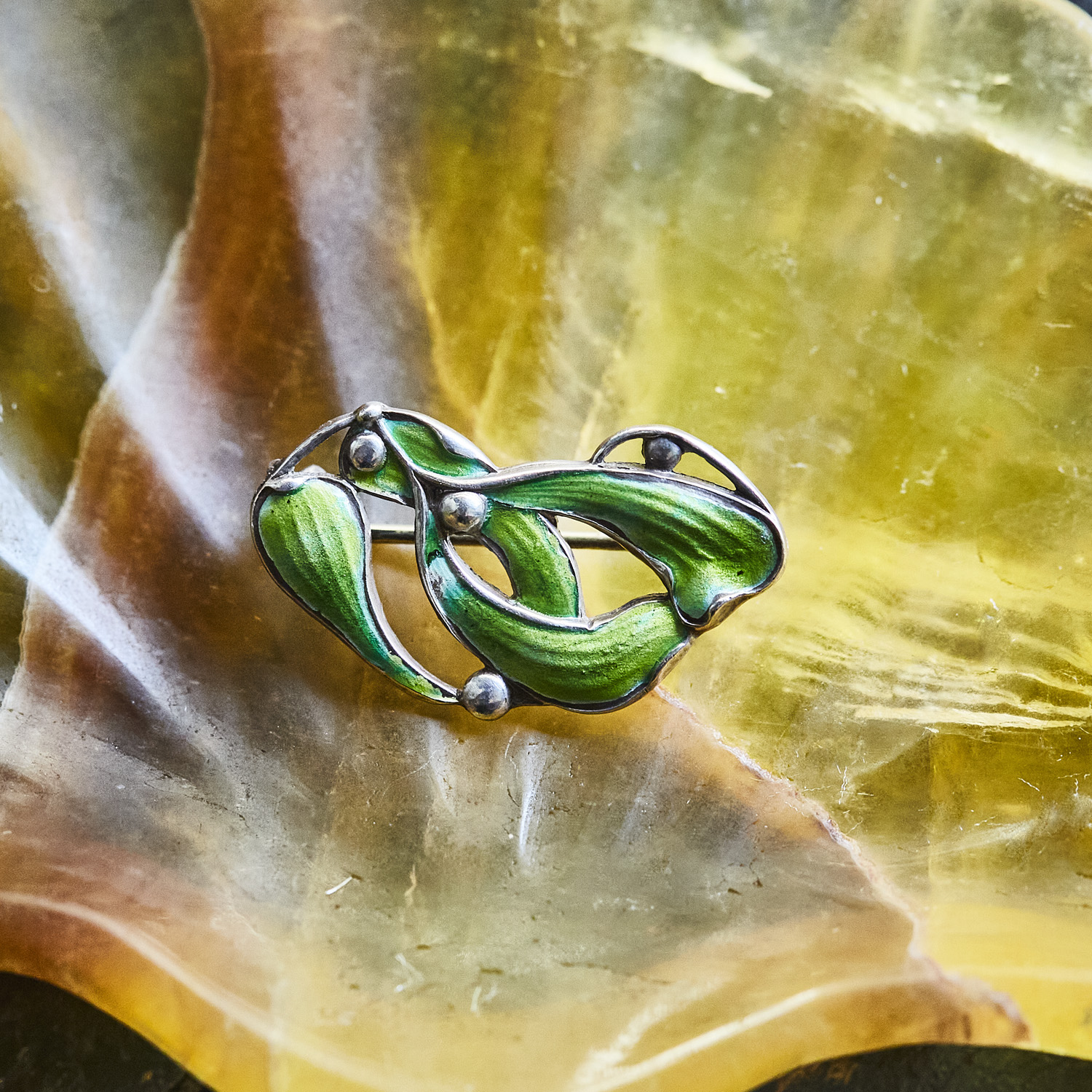 Vintage Enamel Brooch / leaves / 2512AU011